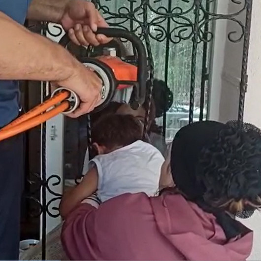 Başı demir parmaklıklara sıkışan çocuğu itfaiye kurtardı