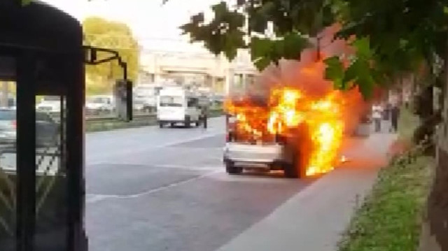 Esenler'de otomobil alev alev yandı