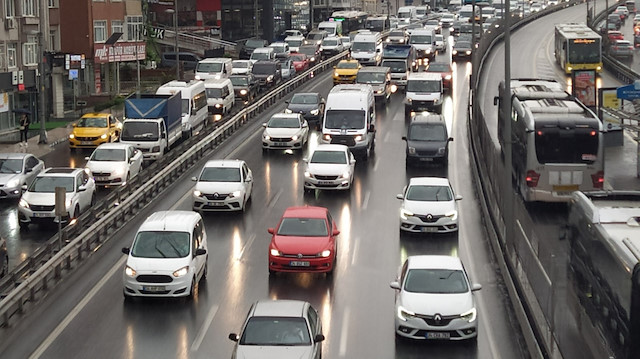 İstanbul'da yağışla birlikte trafik yoğunluğu yaşanıyor. 