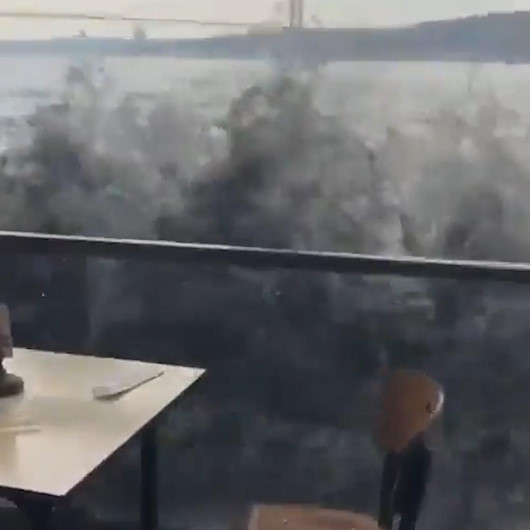 İstanbul Boğazında savaş gemileri hız sınırını aşınca dalgalar kafelere taştı