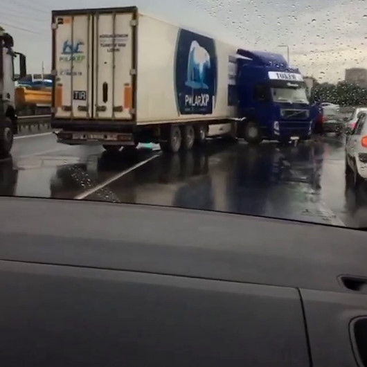 Habiplerde yağmurdan dolayı kayganlaşan yolda TIR ters döndü