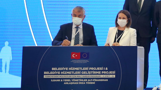 Adana Büyükşehir Belediye Başkanı Zeydan Karalar (solda), imza törenine katıldı.