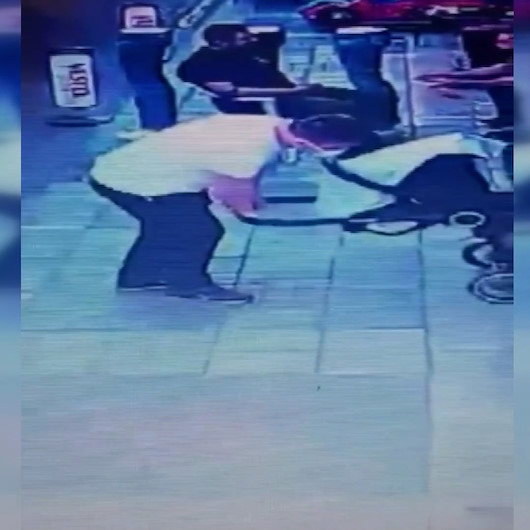 Dalgın baba bebek arabasındaki bebeğini düşürdü