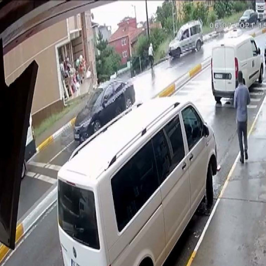 Ehliyetsiz sürücü dehşeti kamerada: Önce vatandaşa ardından dükkana çarptı