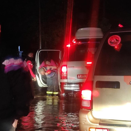 Telefonda ağlayarak yardım isteyen yaşlı kadın kepçe ile kurtarıldı