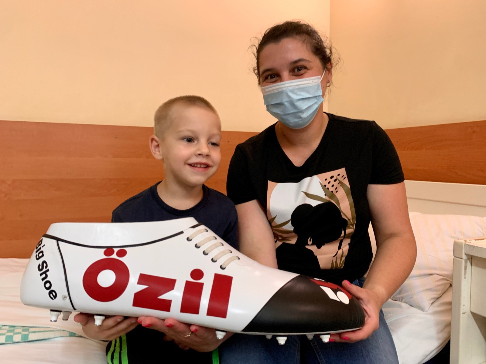 Ameliyat olan çocukla Mesut Özil hediyesi