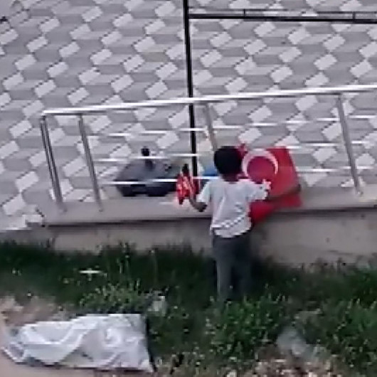 Suriyeli çocukların Türk bayrağı hassasiyeti kamerada