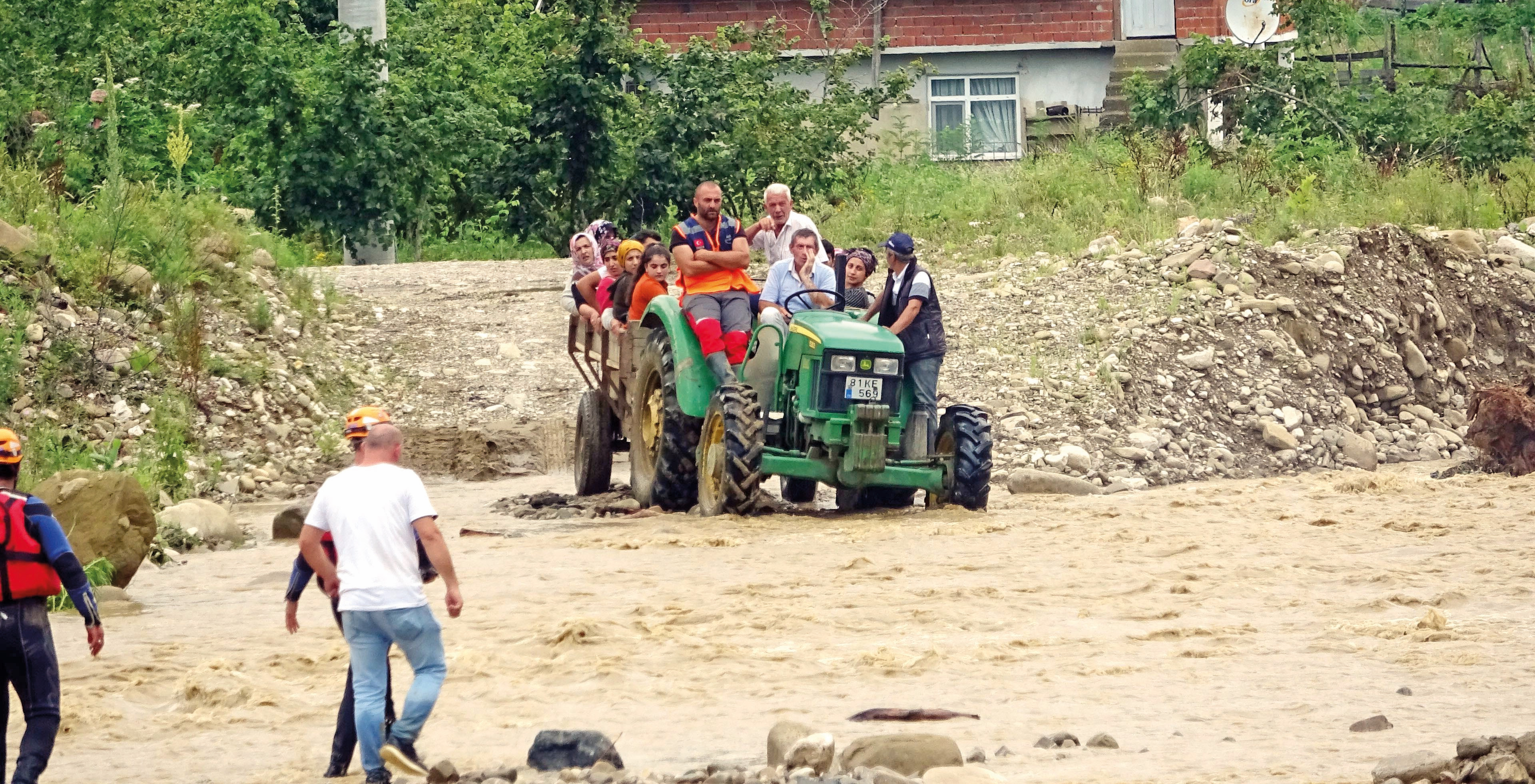Düzce’nin Akçakoca ilçesine bağlı Esmahanım köyünde sel nedeniyle mahsur kalan vatandaşlar kurtarıldı.