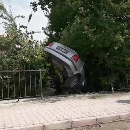 Konyada kazada bahçeye düşen otomobil erik ağacında asılı kaldı