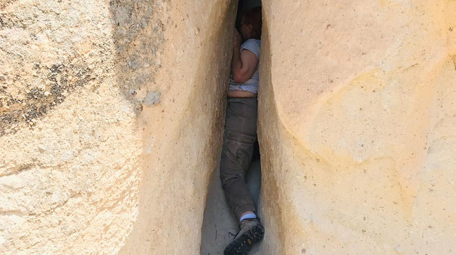 ABD'li turist Kapadokya'da fotoğraf çekerken düştüğü kayalıklar arasında sıkıştı.