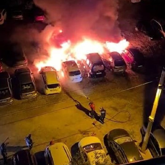 Mersinde, tatil beldesindeki otoparkta çıkan yangında 12 araç kül oldu