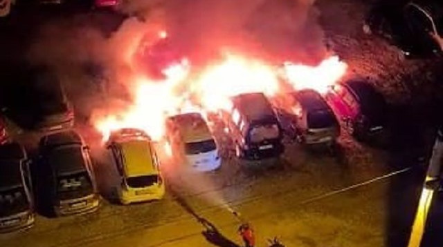 Mersin'de, tatil beldesindeki otoparkta çıkan yangında 12 araç kül oldu