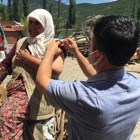 Eşek üzerindeki köylü kadından aşı ekiplerine moral şiiri