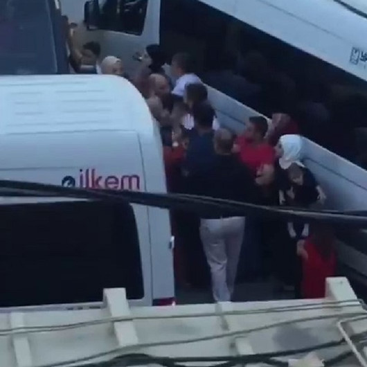 Düğün konvoyunu bırakıp minibüs şoförünü dövdüler