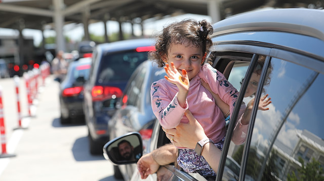 Avrupa'nın çeşitli ülkelerinde yaşayan Türkler, geçen yıl koronavirüs salgını nedeniyle gelemedikleri ana vatana bu sene yoğun ilgi gösteriyor. 