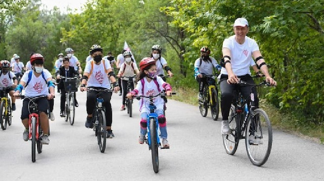 Milli Eğitim Bakanı Ziya Selçuk, 'Telafide Ben de Varım' programı kapsamında Ankara'da öğrencilerle bisiklete bindi.