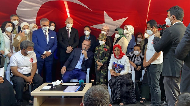Cumhurbaşkanı Erdoğan evlat nöbetindeki anneleri ziyaret etti.