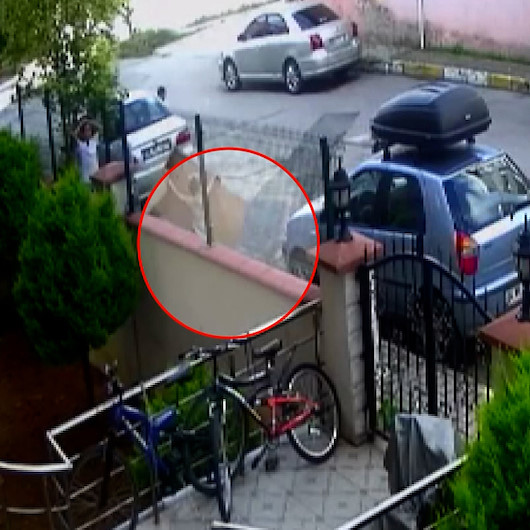 Kapağı çalınan rögar çukuruna düşen çocuk kameraya yansıdı