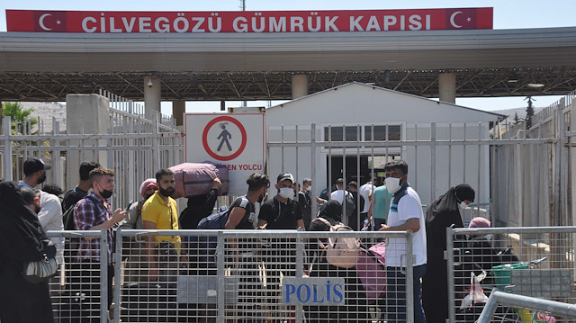 Cilvegözü’nden Suriyeliler bayramlaşmak için ülkesine gitti.