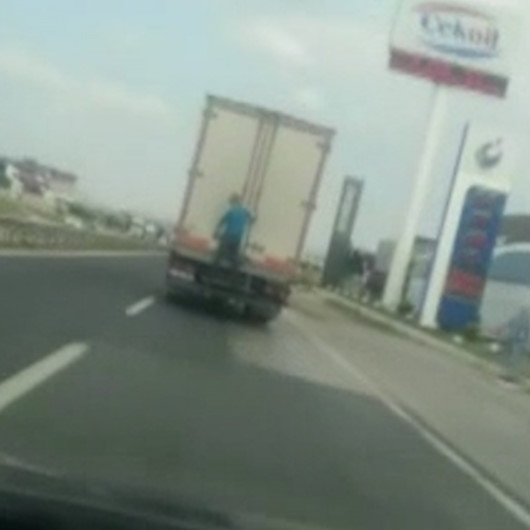 Silivride kamyon arkasında tehlikeli yolculuk kamerada
