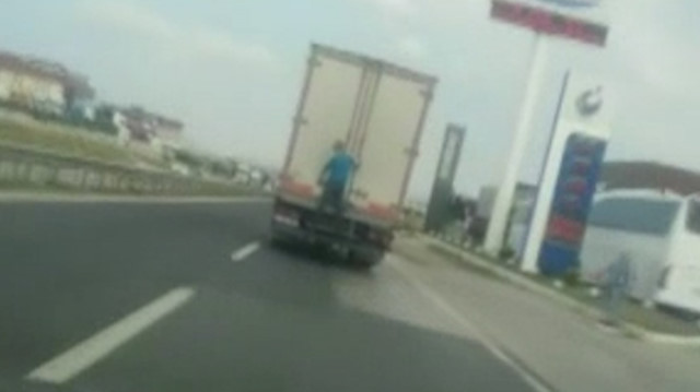 Silivri'de kamyon arkasında tehlikeli yolculuk kamerada