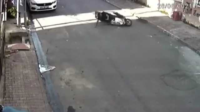 Önüne fırlayan kediyi son anda fark eden motosikletli sürücü kaza yaptı