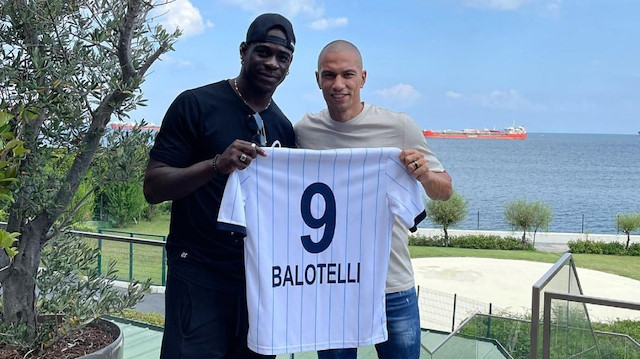 Adana Demirspor, Mario Balotelli ile 3 yıllık sözleşme imzaladı.