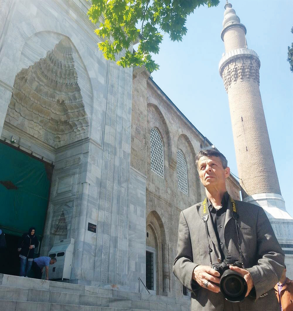 Mustafa Cambaz camileri fotoğraflarken.