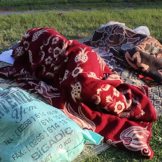 Otellerde yer bulamayan güreş sevdalıları parklarda sabahladı