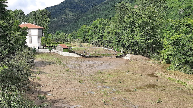 Baraj kapaklarının açıldığı köyde, birçok evde maddi hasar meydana geldi.
