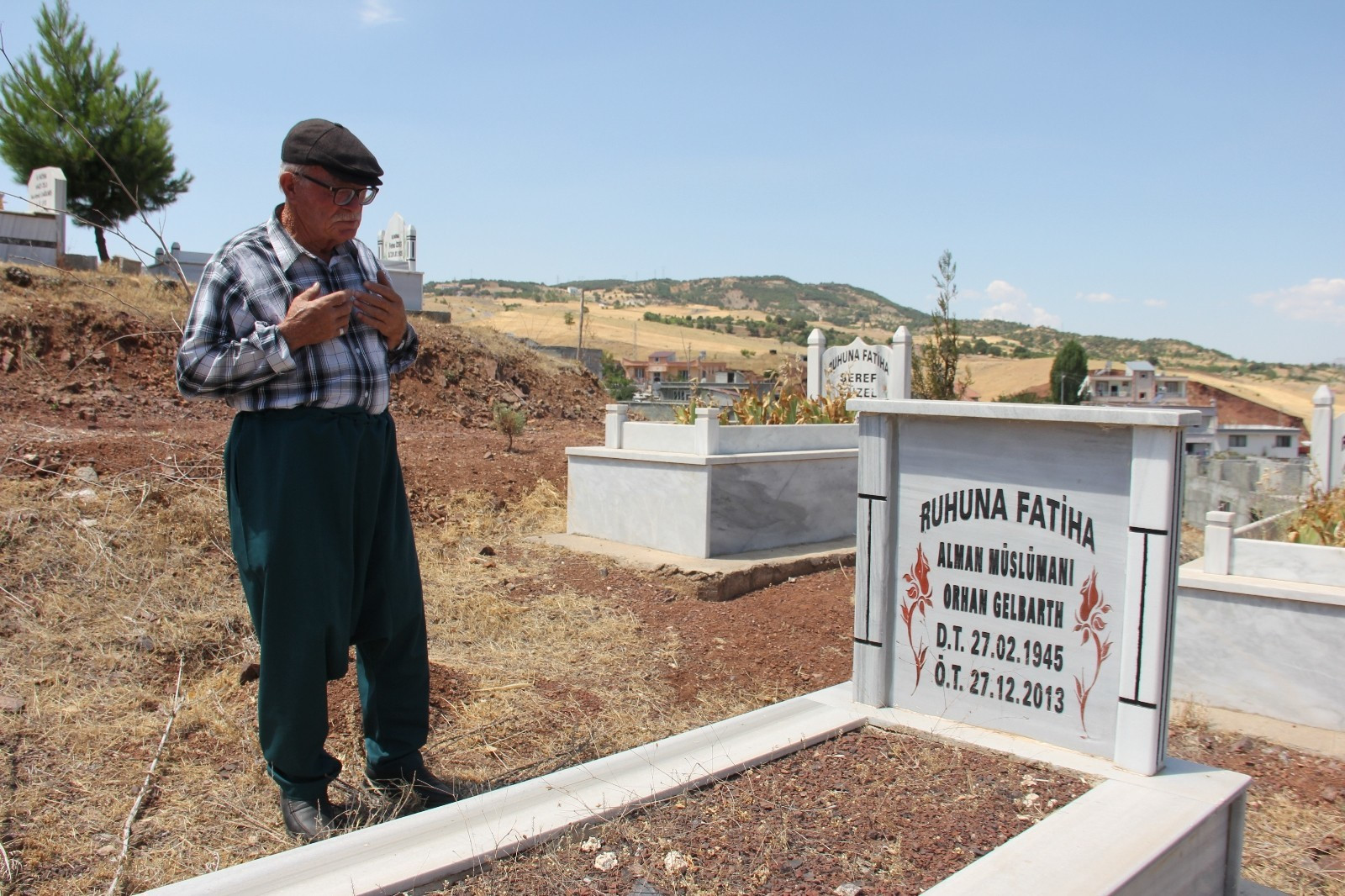Ahmet İkizler her Cuma günü mezar başında dua ediyor.