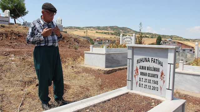 Gelbarth’ın mezarını 8 yıldan beri sürekli ziyaret eden Ahmet İkizler, mezarın başında dua okuyor.