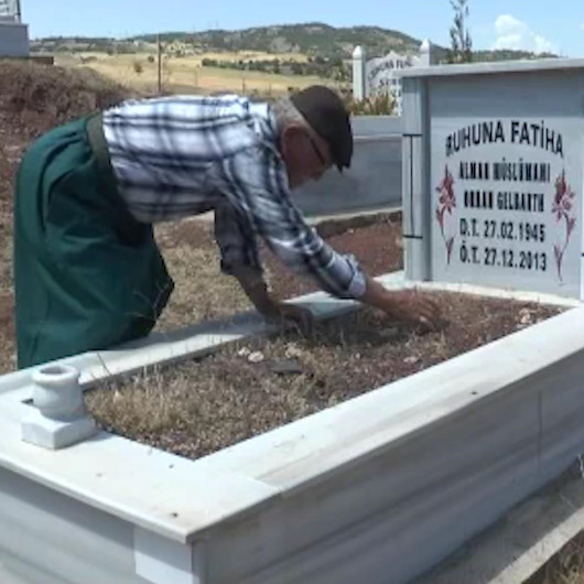 Alman vatandaşının mezarı başında 8 yıldır dua ediyor: Allah bir Muhammed hak