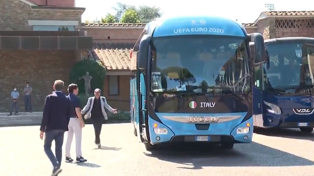 Gianluca Vialli, hızlı adımlarla takım otobüsüne yetişti.