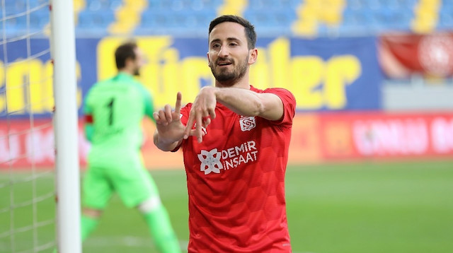 Geçen sezon Süper Lig'de çıktığı 29 maçta 3 gol atarken 5 de asist kaydetti.