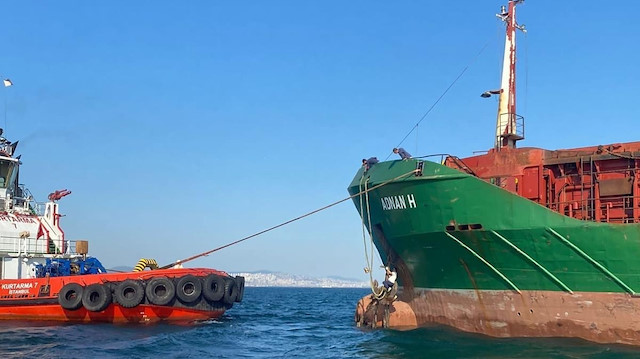 İstanbul Boğazı'nda arıza yapan gemi Ahırkapı'ya demirletildi.