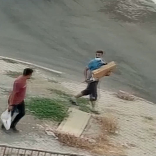 İnşaattan hiltiyi çalıp ticari taksiyle kaçan hırsızlar kamerada