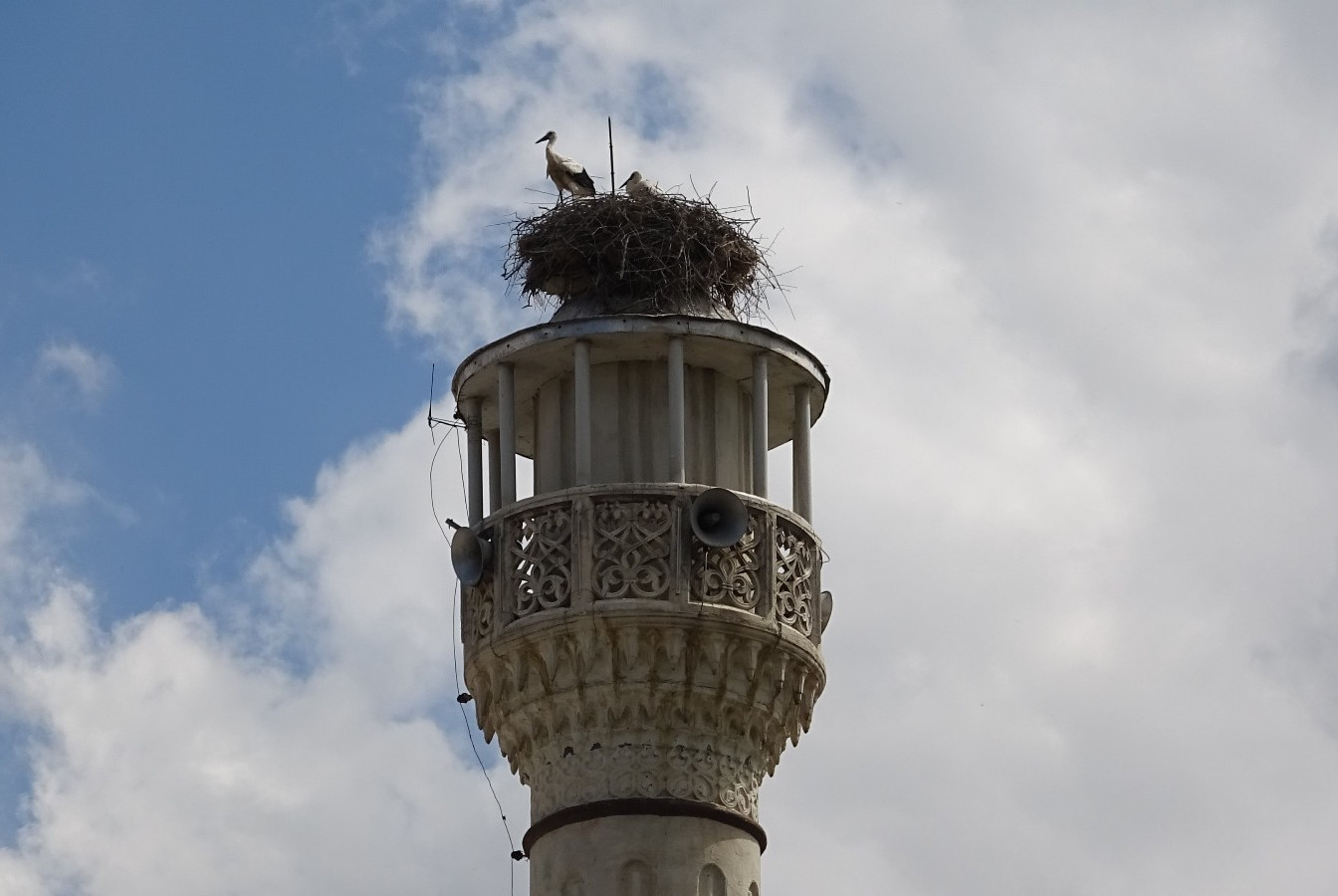 Tokat Havalimanına iniş-kalkış yapan uçaklar için tehlike oluşturması nedeniyle Küçükbağlar Köyü’ndeki caminin minaresi 2008 yılında 8 metre kısaltıldı. 