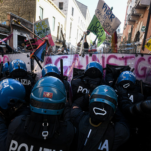Venedikte G20 toplantısını protesto eden göstericiler ile polis arasında arbede