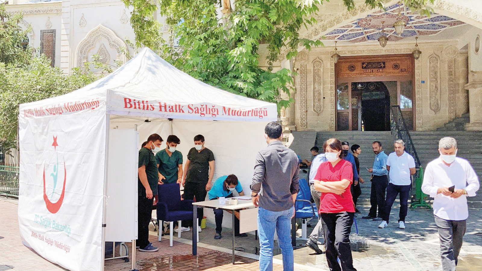 Bitlis’in Tatvan ilçesindeki Saadet ve İbadullah camilerinde Cuma namazı nedeniyle aşı standı açıldı. Cuma namazı öncesi ve sonrası açılan stantlara gelen vatandaşlar aşılarını yaptırdı.