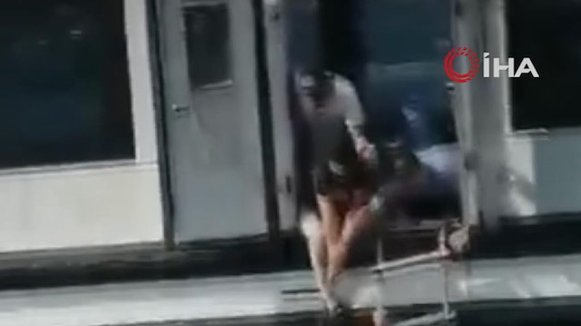 Üsküdar'da vapurdan denize düşen kadını vatandaşlar kurtardı
