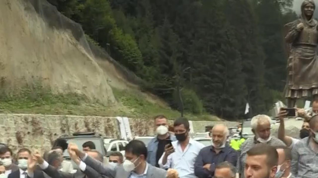 Bakan Kurum Ayder Yaylası'nda vatandaşlarla horon oynadı