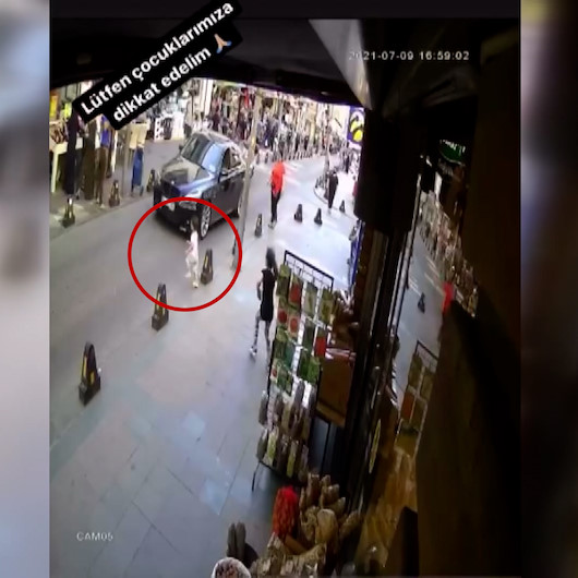 Ablasının elinden yola fırlayan küçük çocuğu sürücünün dikkati kurtardı