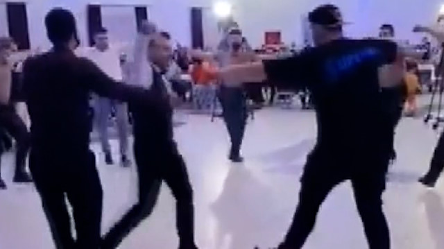 Burdur'da arkadaşlarının düğününe katılan bekçilerden muhteşem zeybek performansı