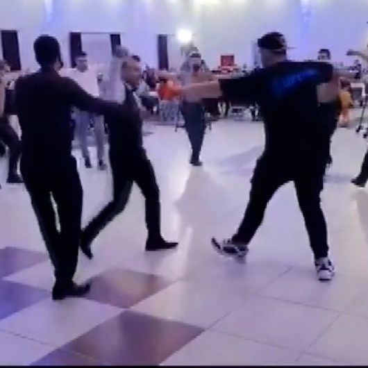 Burdurda arkadaşlarının düğününe katılan bekçilerden muhteşem zeybek performansı