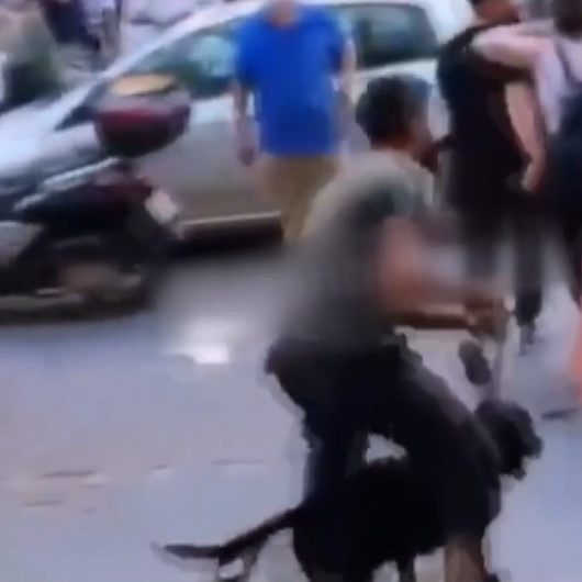 İş yerini dağıtıp köpeğini vatandaşların üzerine saldı