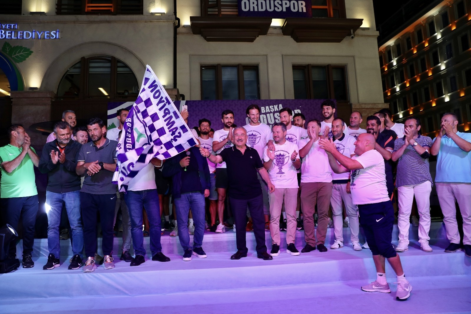 Belediye binasının önünde kutlama yapıldı.