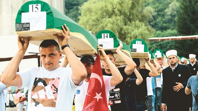 Srebrenitsa’da, Avrupa’nın gözleri önünde yaşanan soykırımda hayatını kaybedenler için, soykırımın 26. yıl dönümünde anma programı düzenlendi.