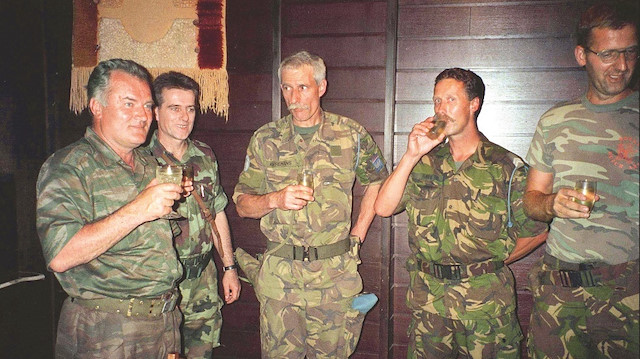 Sırp komutan Ratko Mladiç ve BM misyonuyla Bosna’ya gönderilen komutanlar kadeh tokuşturmuştu.