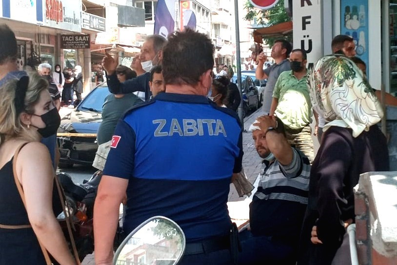 Yaralanan vatandaş, sağlık ekiplerinin ilk müdahalesinden sonra hastaneye kaldırıldı.